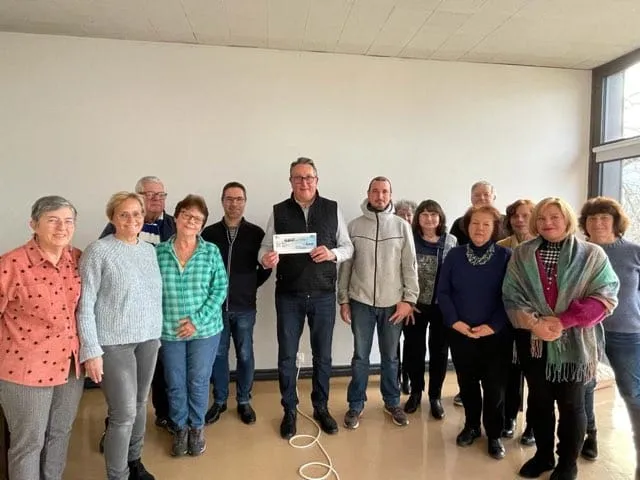 Don au CCAS - Remise du chèque à M. le Maire Philippe Emmanuel par les adhérents