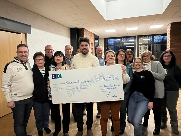 Don au CCAS - Remise du chèque à M. le Maire Thomas Mengelle-Touya par les adhérents